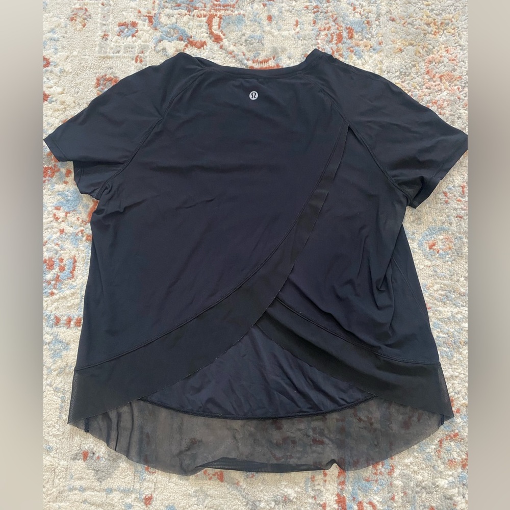 Lululemon cropped shirt